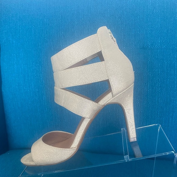 DRESS BARN women beautiful gold shimmer heels size 6M - Picture 5 of 11